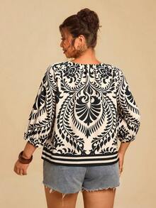 Travachic 大码女式黑米色复古印花宽松衬衫，圆领七分袖，适合春夏假期海滩休闲外出穿着。这款衬衫采用印花图案，款式休闲，适合夏季穿着，风格波西米亚风。 - 黑色 - 查看 3