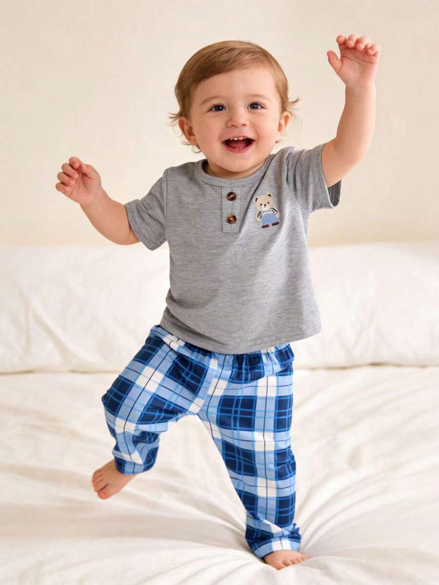 韩版男婴熊刺绣图案灰色短袖上衣和蓝色格子裤睡衣套装 - 灰色 - 查看 1