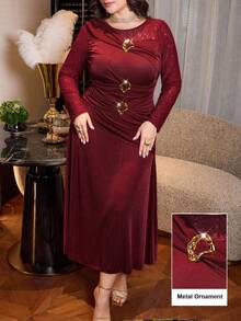 Modelyn Gaun Pesta Pas Badan Elegan untuk Wanita Ukuran Plus dengan Hiasan Renda, Gesper Logam, dan Ruffle - Burgundy - View 10