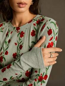 SoleilVie 2025秋冬新款杏色弹力罗纹印花针织T恤，复古花卉纽扣收腰长袖T恤，柔软亲肤，秋冬外套之选 - 灰色 - 查看 3