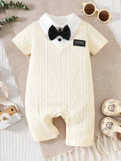 Baby Jungen Weiß Collegestil Süße Fliege Akzent Romper, geeignet für Ausflüge, Zusammenkünfte, Partys und Fotoshootings