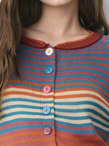 Nöista 条纹针织开衫毛衣，配彩色纽扣。适合春夏穿着，休闲百搭。 - 鏽棕色 - 查看 7