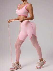 Dewbera 女士两件套运动服，粉色，包含一件紧身撞色滚边V领上衣（带可拆卸胸垫和撞色缝线网眼拼接）和一条七分裤，适合休闲穿着、跑步、瑜伽、健身、网球、高尔夫等运动。 - 粉色 - 查看 5