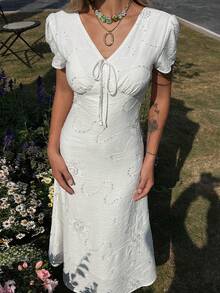 DAZY Đầm nữ màu trơn cổ chữ V thêu họa tiết xoắn tay ngắn kiểu dáng thường ngày. - trắng - Xem 2