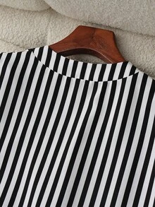 Franclia 女士休闲V领无袖两用条纹针织背心，带前袋褶裥，优雅春夏上衣 - 黑與白 - 查看 4