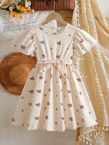 SHEIN Vintaside Kids Đầm hè ngọt ngào và dễ thương cho bé gái, in hình quả anh đào với tay áo bèo nhún, kiểu dáng thoải mái, có thể giặt máy - Hoàn hảo cho các bữa tiệc và hoạt động trên bãi biển. - trắng - Xem 3