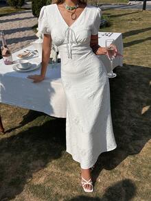 DAZY Đầm nữ màu trơn cổ chữ V thêu họa tiết xoắn tay ngắn kiểu dáng thường ngày. - trắng - Xem 3