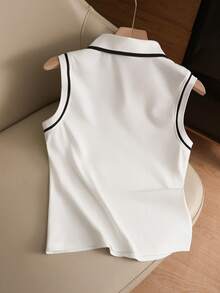 GlowEve Top sin mangas de punto con cuello polo, bordado y de colores contrastantes - Blanco - Ver 2