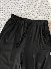 SHEIN Conjunto de 2 piezas de body acanalado negro y pantalón de chándal de estilo vintage casual con bordado de Nueva York para niña preadolescente - Negro - Ver 3