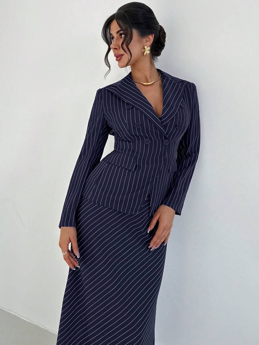 Firerie Bộ đồ nữ thanh lịch, tối giản, phong cách công sở thành thị gồm áo blazer hai hàng cúc cổ ve lật, thắt eo màu xanh navy kẻ sọc và chân váy đuôi cá cạp thấp màu xanh navy kẻ sọc. - Màu xanh hải quân - Xem 1