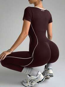 Dewbera 一件式无缝棕色运动连体裤，背部字母设计，柔软舒适，适合健身、跑步、休闲、瑜伽等场合。 - 棕色 - 查看 4