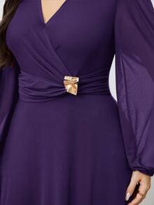 Modelyn 大码女式重叠V领腰部金属装饰灯笼袖优雅连衣裙 - 紫色 - 查看 4