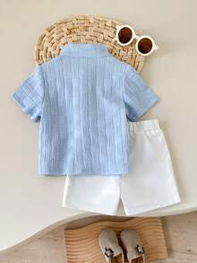 Playful Pals Bộ 2 món cho bé trai: Áo sơ mi ngắn tay cổ tàu kẻ caro màu xanh nhạt cài cúc và quần short ống rộng cạp chun, thích hợp cho các dịp thường nhật mùa hè. - Xanh và trắng - Xem 2