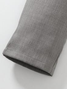 三件套男士西装：马甲+领结+西裤，包含一件浅灰色编织纹理马甲、一条配套西裤和一个灰色领结。不含衬衫。马甲采用西装领设计，配有三颗黑色纽扣和侧袋。领结增添正式感。这套简约而精致的西装套装适合出席仪式、演出和其他正式场合。 - 灰色 - 查看 5