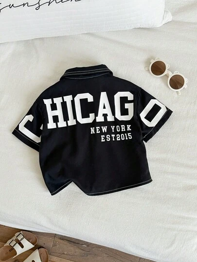 SHEIN Camisa de manga corta con gráfico de letra negra, casual y versátil, de moda callejera linda para bebé niño en verano