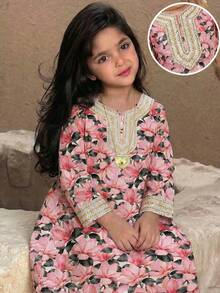 SHEIN DRMZ 女童火烈鸟印花长袖连衣裙，度假风；秋季女童粉色花卉阿拉伯长袍，优雅花卉领，休闲简约传统长袖阿拉伯连衣裙，适合春夏穿着；优雅端庄的长袖连衣裙，祈祷长袍，舒适休闲，度假风；端庄的卡夫坦长袍；儿童阿拉伯长袍；女童巴基斯坦传统长袍 - 彩色 - 查看 3