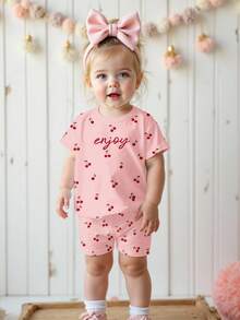 SHEIN LMoss Kids 奶油粉色，可爱迷你樱桃简约甜美字母图案，女婴休闲宽松圆领短袖T恤和修身骑行短裤套装，适合居家、外出、街头摄影、野餐、户外活动、度假、返校、夏季穿着，舒适透气，适合秋季叠穿，时尚童装，休闲服饰，儿童图案服装，返校季，秋季服装 - 彩色 - 查看 3