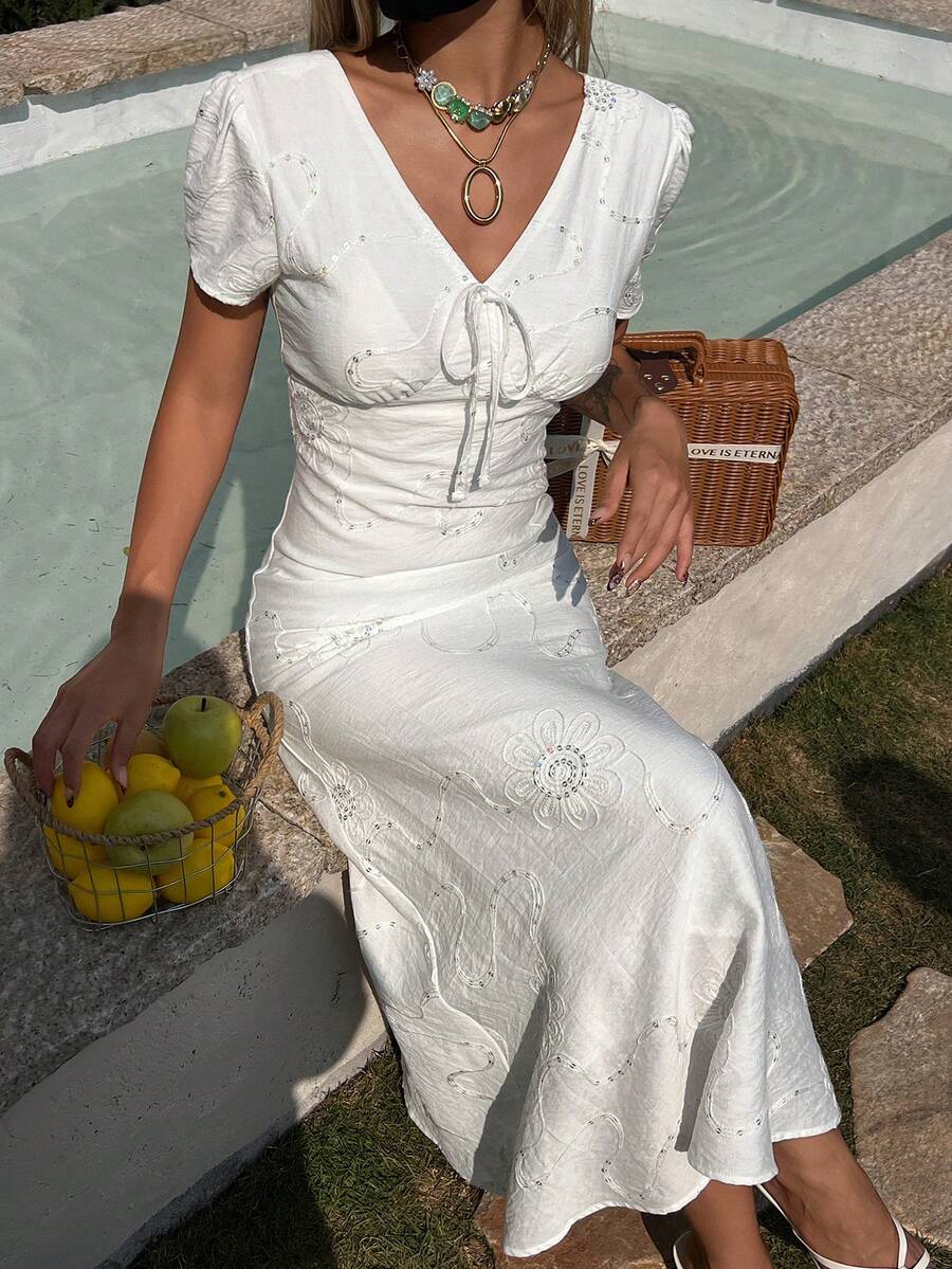 DAZY Đầm nữ màu trơn cổ chữ V thêu họa tiết xoắn tay ngắn kiểu dáng thường ngày. - trắng - Xem 1