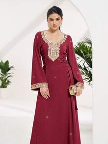 Al Najma Vestido de estilo árabe con mangas acampanadas, cintura elegante con lazo y aplicaciones - Burdeos - Ver 4