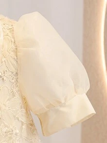 SHEIN 少女優雅純色夏季花童杏色A字中長洋裝，刺繡網紗泡泡袖立領喇叭下擺派對米金色 - 杏色 - 查看 6
