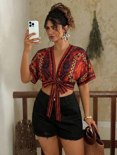 Travachic Blusa corta con cuello en V profundo, estampado floral y lazo delantero, para mujer talla grande, estilo bohemio de verano