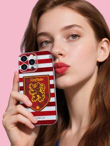 HARRY POTTER X SHEIN 1 ốp lưng điện thoại họa tiết sọc Gryffindor - Thiết kế sọc màu đỏ và vàng nổi bật với huy hiệu sư tử | Ốp lưng mềm trong suốt, chống sốc, thời trang | Tương thích với iPhone 17/17 Pro/17 Pro Max/Air & 16/15/14/13/12/11/Pro/Pro Max/X/XR/XS/XS Max/7/8/Plus - Trong sáng - Xem 4
