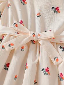 SHEIN Vintaside Kids Đầm hè ngọt ngào và dễ thương cho bé gái, in hình quả anh đào với tay áo bèo nhún, kiểu dáng thoải mái, có thể giặt máy - Hoàn hảo cho các bữa tiệc và hoạt động trên bãi biển. - trắng - Xem 5
