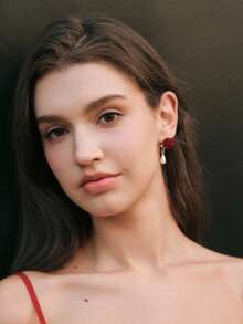 SHEIN MOD 1 对红色天鹅绒玫瑰人造珍珠配水钻吊坠耳环 - 紅色 - 查看 10