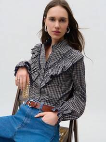 Nöista 这款格纹衬衫采用中性棕色和藏蓝色调，正面饰有荷叶边，搭配立领和柔软袖口的长袖。轻盈飘逸，修身剪裁，尽显女性柔美气质，是夏季和春季女性的理想之选。无论是复活节装扮、休闲时尚造型、度假装扮、音乐节造型，还是优雅的日常穿搭，都能轻松驾驭。 - 藏蓝色 - 查看 4