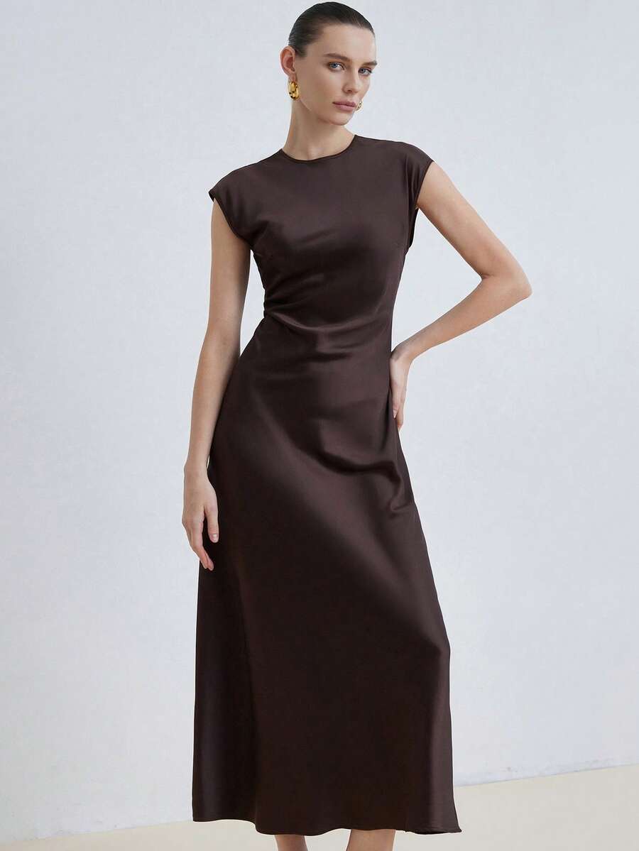 Aveloria Modichic 法式复古奢华优雅斜裁缎面单袖收腰修身A字连衣裙，休闲百搭，适合多种场合 - 摩卡棕 - 查看 1