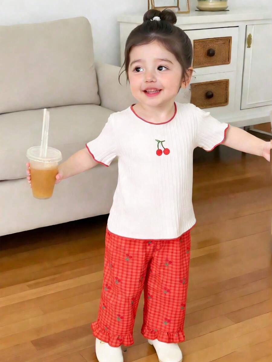 SHEIN Playful Pals 2件套女婴幼儿/新生儿0-3岁春夏可爱图案罗纹针织樱桃刺绣短袖T恤和格子裤套装 - 紅色 - 查看 1