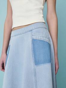 Nöista 不对称牛仔裙，饰有对比鲜明的深蓝色贴袋。休闲穿搭，适合夏季、春季和都市风格。 - 淺藍色 - 查看 3