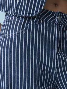 Nöista 两件套牛仔条纹套装，包括一件无袖背心、一件纽扣前开襟短款上衣和一条中腰竖条纹阔腿裤。春夏两件套，街头休闲风，日常穿着，适合各种场合，如度假、奢华外出、婚礼、派对、节日等。 - 中等水洗藍 - 查看 10