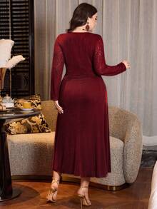 Modelyn Gaun Pesta Pas Badan Elegan untuk Wanita Ukuran Plus dengan Hiasan Renda, Gesper Logam, dan Ruffle - Burgundy - View 8