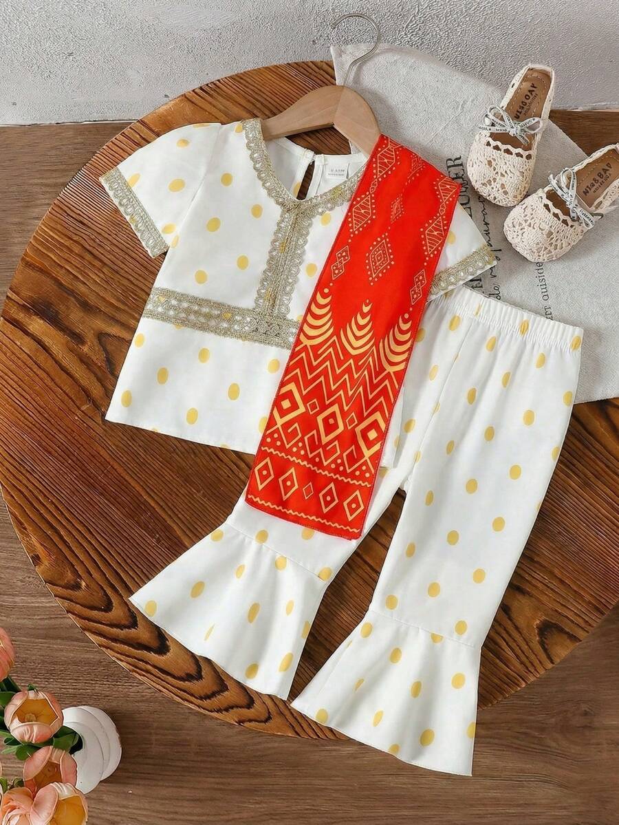 女婴白色梭织黄色波点V领金色滚边短袖上衣和喇叭裤套装，附赠红色印花披肩，春夏款