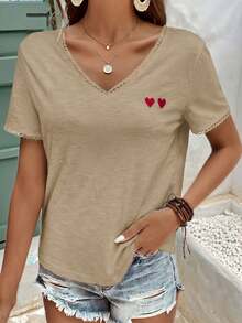SHEIN Frenchy Áo thun cổ chữ V viền ren tương phản, thêu hình trái tim - Màu Khaki - Xem 5