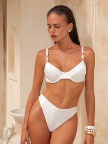 Swim Chiccia Set de top de traje de baño con aros de acero elegantes y decoración de tela texturizada y piedras, y Bottom en forma de triángulo con corte en V - Blanco - Ver 4