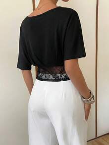 Siren Gaze 女士夏季黑色蕾丝边深V领修身短袖T恤，优雅黑色上衣，采用深V领和蕾丝边设计。时尚百搭，适合工作和休闲场合，如夏季假期、情人节、女士嘉年华服装、海滩度假等。 - 黑色 - 查看 2