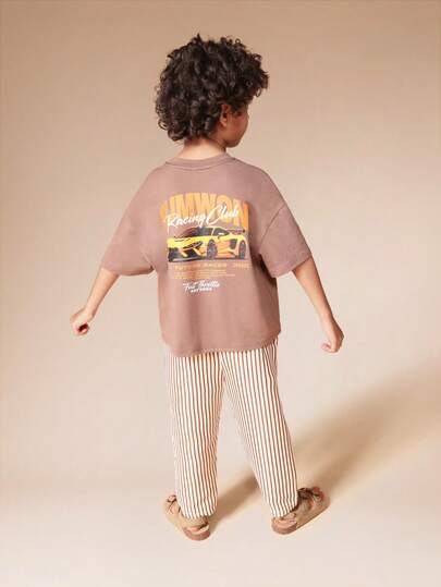  Conjunto de coordinado casual de verano de SUMWON con camiseta de manga corta con gráfico de coche de carreras oversize y pantalón de rayas verticales con cierre de cordón para niños