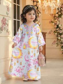 SHEIN Áo Jalabiya màu xanh cổ tích, họa tiết hoa cho bé gái, kiểu dáng thanh lịch cổ điển đính cườm và sequin, họa tiết trăng, bướm, bó hoa, váy dài tay truyền thống kiểu Ả Rập cho bé gái, phù hợp cho mùa xuân/hè, váy maxi dài tay công chúa thời trang thanh lịch, áo Abaya cầu nguyện, thoải mái dễ chịu, trang phục thường ngày, phong cách nghỉ dưỡng, áo Kaftan kín đáo, áo Jalabiya cho bé gái, áo Jalabiya cho bé gái - trắng - Xem 4