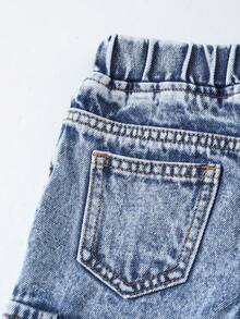 SHEIN Baby Mädchen Jeans Cargo Hose, Sommer Casual Fashion Muss-haben Artikel! Mittelblau gewaschener Denim, Gummibund + Fake Ketten Design, kombiniert mit niedlichem grafischem Muster, um den einzigartigen Modestil des Babys zu zeigen. Geeignet für tägliche Ausflüge, Geburtstagsfeiern, Wochenendtrips und Feiertage, um das Baby in den Mittelpunkt zu stellen. - Helle Waschung - Übersicht 6