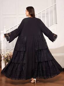 Al Najma 加大码女士阿拉伯蕾丝网纱刺绣花卉边饰长袖开衩袖口长款阿巴雅开衫 - 黑色 - 查看 3