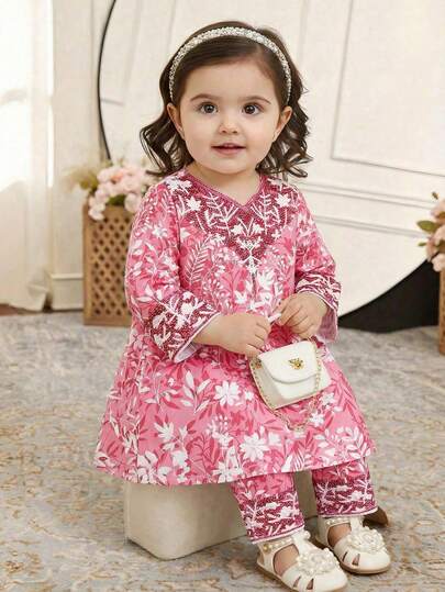 SHEIN Söt spetskantad V-ringad tryckt långärmad topp i kombination med matchande blommig spetskantad Seven-Eighth byxset för babyflickor, baby småbarn tryckta långärmade byxor i två delar