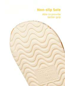 CoComelon X SHEIN 可爱卡通儿童拖鞋，适合幼儿和儿童，速干、轻便、耐用的EVA材质，男女通用，适合在家、浴室、游乐场、游泳池、海滩等室内外穿着。 - 杏色 - 查看 3