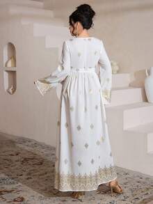 Al Najma 优雅心形领花卉箔印喇叭连衣裙，春夏款 - 白色 - 查看 3