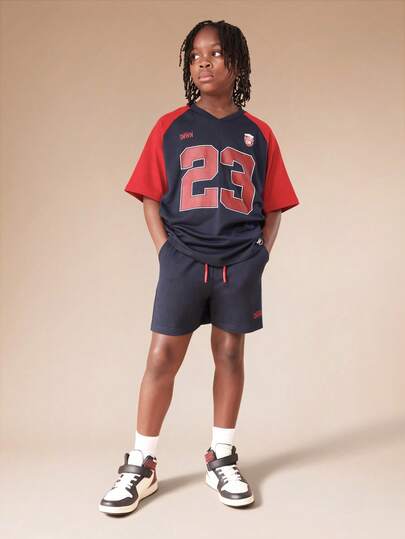 SUMWON Conjunto de camiseta de manga raglán y pantalones cortos en azul marino y rojo para niños preadolescentes, con estampado del número 23, cuello en V, de uso casual en verano