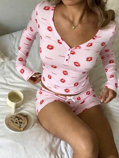 CovetEZ 2 / Pcs Women's Casual Home Sweet Clean Girl Clean Fit Valentine's Day Pure And Sexy Home Casual Pink Top With Letter And Lip Print Button Design Long-Sleeved Tight T-Shirt And Pink Tight Shorts Casual Set Spring Outfit Women Spring Break Outfits Valentine's Day Valentine's Day Outfits For Women Valentine Clothes Pink Lip Print Sweet Pure And Sexy Valentine's Day Set