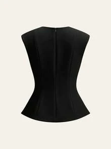 GlowEve CURVE بلوزر أنيق بياقة مستديرة بدون أكمام، قصة غير متماثلة مع أزرار، تصميم بسيط للمقاسات الكبيرة - الأسود - مشاهدة 2