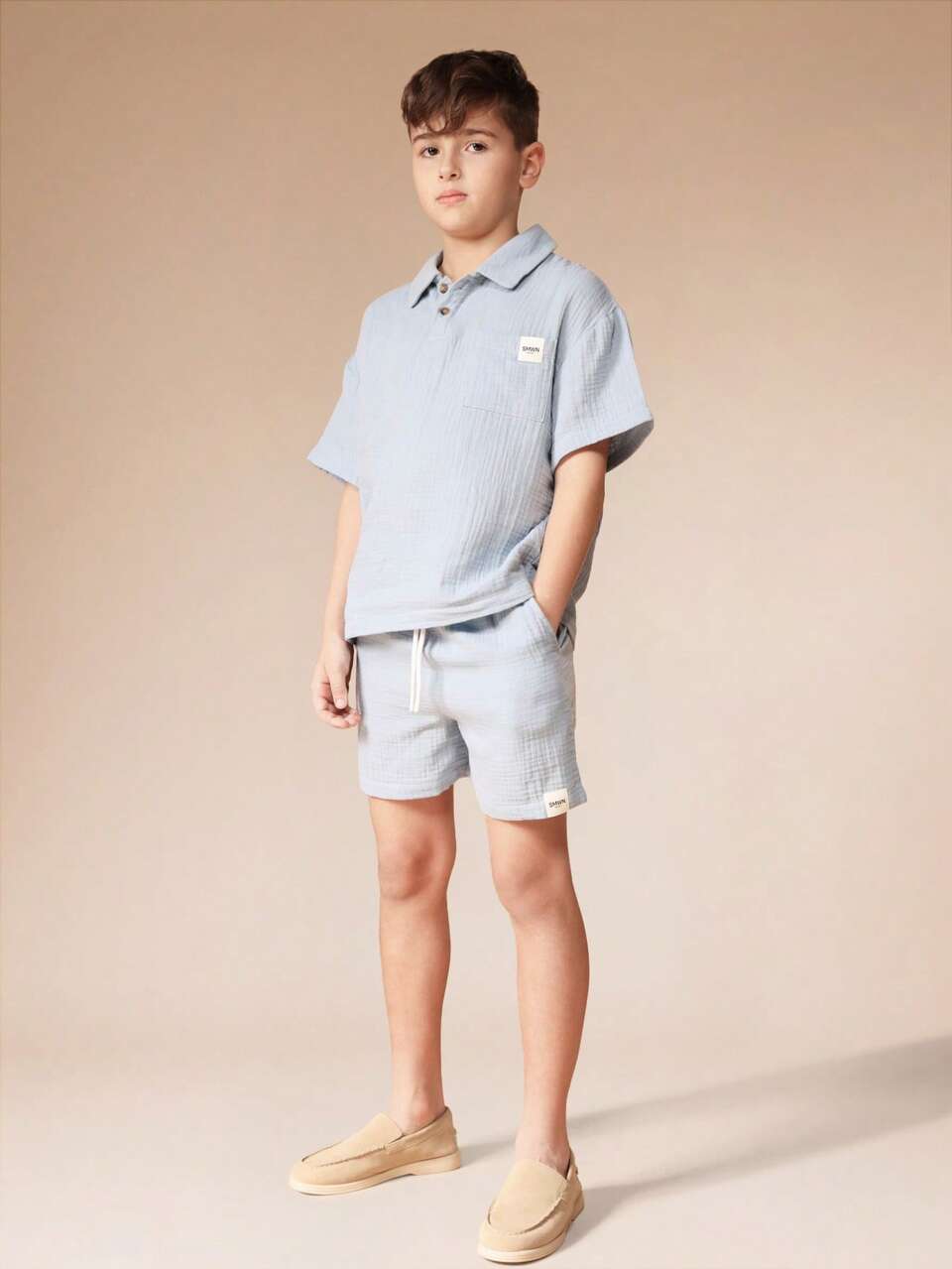 Conjunto de camisa polo texturizada e shorts