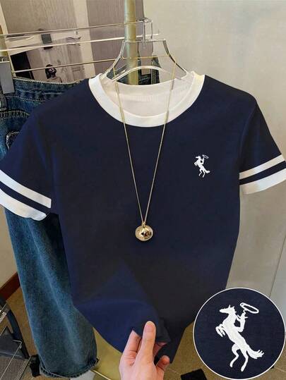 Camiseta de cuello redondo de manga corta con logo gráfico clásico del campus estadounidense en estilo retro, adecuada para el verano, el estilo chic estadounidense de vacaciones, azul marino ajustada para uso diario, camiseta corta a rayas blancas cómoda y de moda para adolescentes